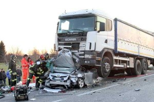 incidente stradale mortale auto schiacciata da due camion morta una donna ferito un uomo