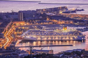 trieste e crocieristi,con costa diadema