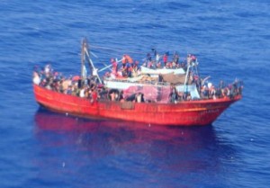 migranti libici su peschereccio affollato