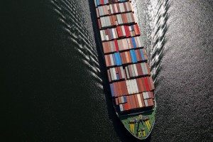 nave container dall'alto in navigazione