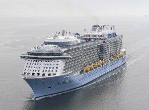 Ovation-of-the-Seas in navigazione