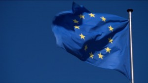 bandiera-dell'ue-unione-europea-svolazzare-cielo-azzurro