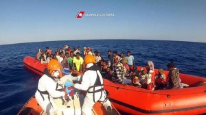 migranti salvati su un gommone guardia costiera