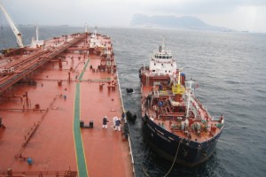 Gabarra Spabunker Sesenta y petrolero Algeciras Spirit